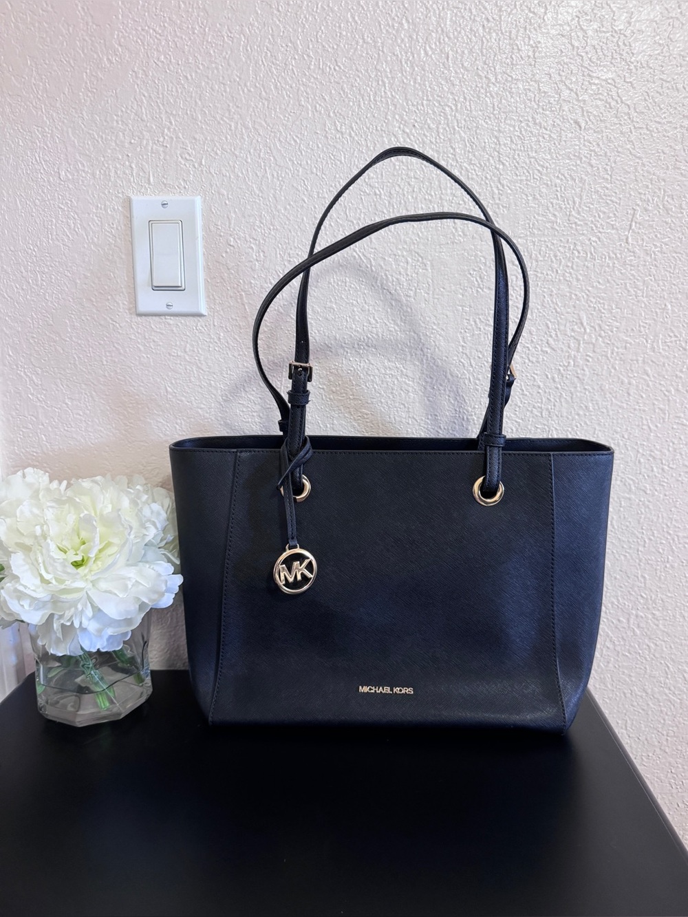 NWOT Michael Kors Walsh Medium Saffiano Leather Tote Black Gold